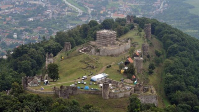 411992_saris 676x459.jpg