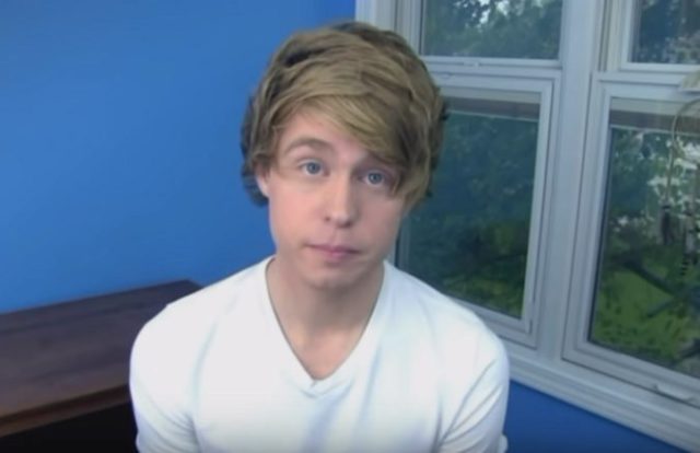 412149_youtuber 676x437.jpg