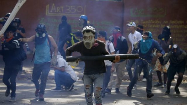 412424_protest venezuela 676x451.jpg