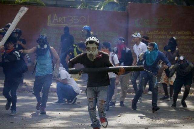 412424_protest venezuela 676x451.jpg