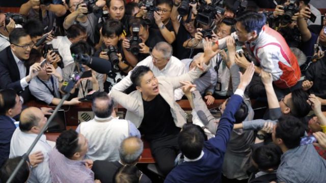 412556_hong_kong_extradition_law_13007 c2a24d03190d4de0bd96124602372883 676x451.jpg