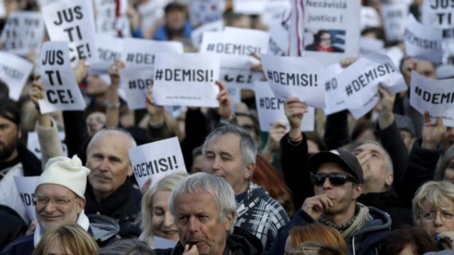 412832_czech_republic_protest_98342 b3928a1bbcee405b83bbbe0731614d05 676x463.jpg