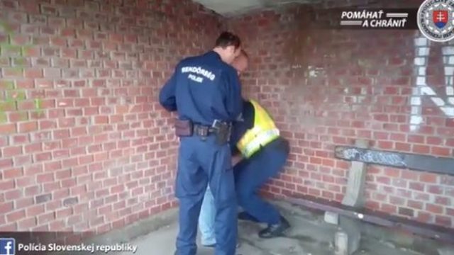 412906_policia zadrzanie sykorovca.jpg