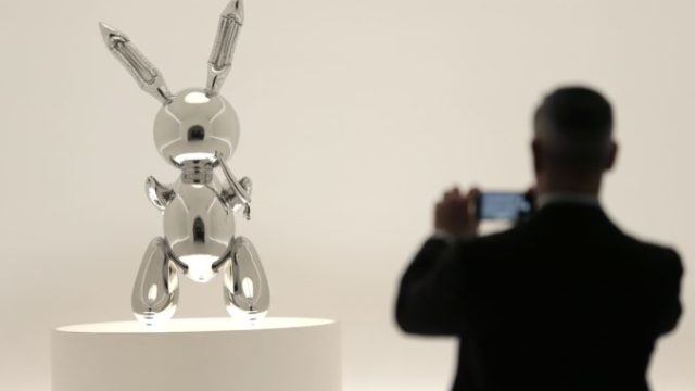 413327_jeff koons socha zajac 676x454.jpg