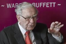 414690_berkshire_hathaway_shareholders_68300 123e8e747e364fb5b33a65e0cc6938aa 676x451.jpg