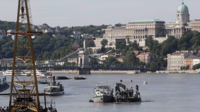 415047_hungary_capsized_boat_96328 98e14e1f44414bc99cf7cdecf4aaaecb 676x451.jpg