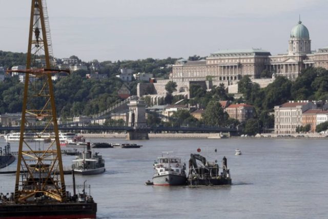 415047_hungary_capsized_boat_96328 98e14e1f44414bc99cf7cdecf4aaaecb 676x451.jpg