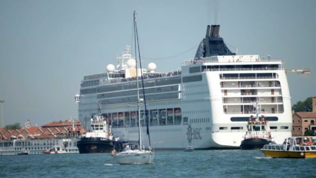 415125_italy_venice_collision_17806 50ec6c3140fa40588f43329a775d01c5 676x451.jpg