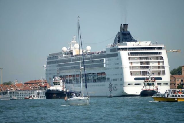415125_italy_venice_collision_17806 50ec6c3140fa40588f43329a775d01c5 676x451.jpg
