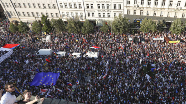 415405_aptopix_czech_republic_protest_28321 1a5b2b02d36a419fbd765d1270c9703e 676x456.jpg