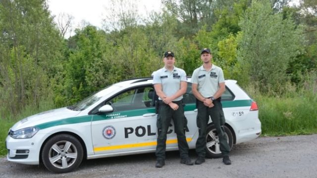415721_policia pomoc matke zabuchnute dieta v aute 676x451.jpg