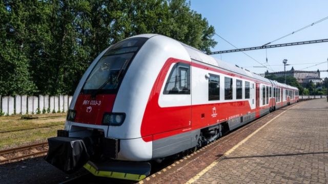 415989_prva z novych dieselmotorovych jednotiek sa dostala na trat 676x451.jpg