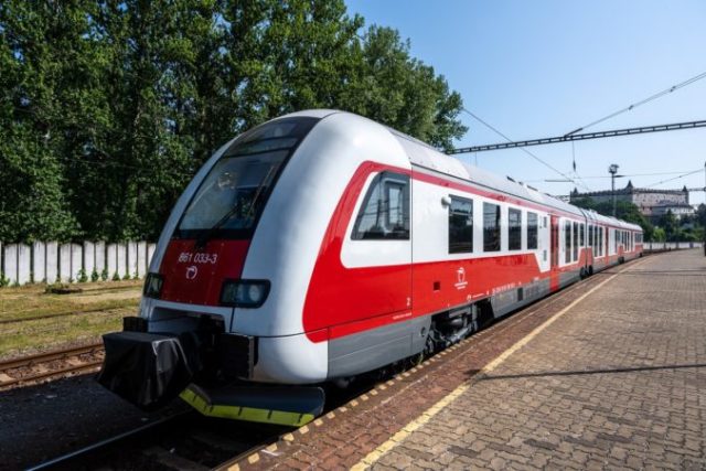 415989_prva z novych dieselmotorovych jednotiek sa dostala na trat 676x451.jpg