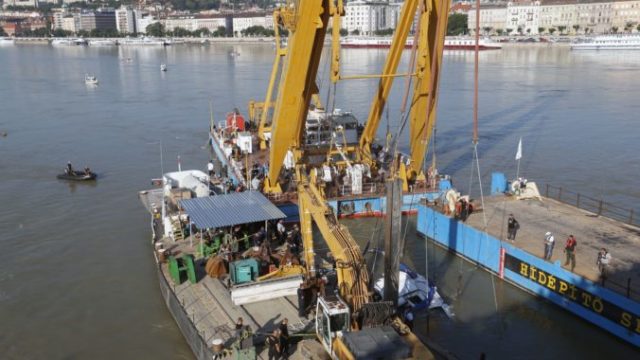416046_potopena lod budapest 676x453.jpg