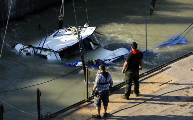 416327_hungary_capsized_boat_69212 3465c07078ce459788736464950547e9 676x419.jpg