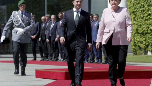 416770_angela merkelova volodymyr zelenskyj 676x487.jpg
