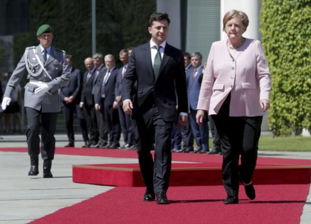 416770_angela merkelova volodymyr zelenskyj 676x487.jpg
