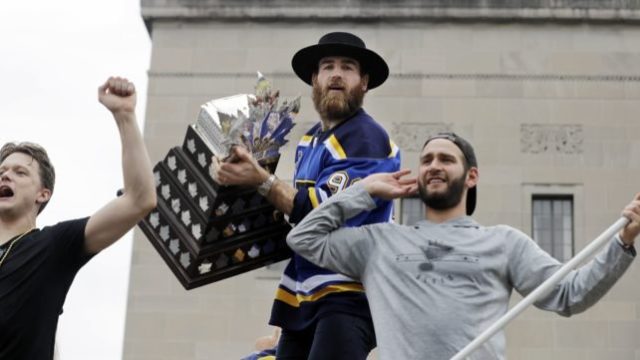 416785_ryan oreilly conn smythe trophy st. louis blues nhl 676x361.jpg