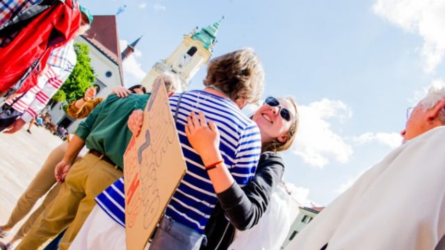 417488_hugday 9 676x451.jpg