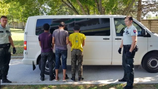 417571_migranti 1 676x329.jpg