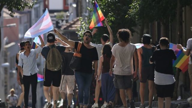 417776_lgbti pochod istanbul 676x497.jpg