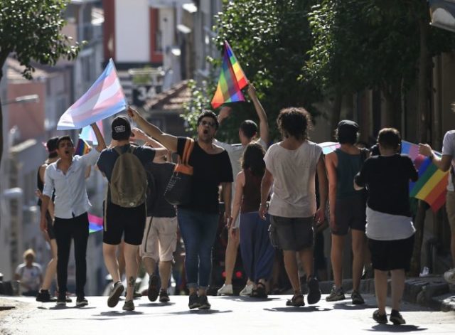417776_lgbti pochod istanbul 676x497.jpg