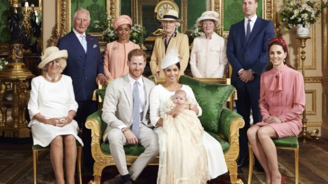 418282_princ harry meghan krst syn archie 676x479.jpg