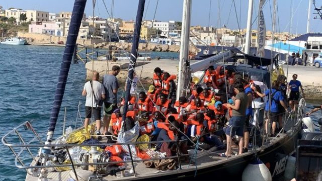 418360_migranti ostrov lampedusa 676x507.jpg