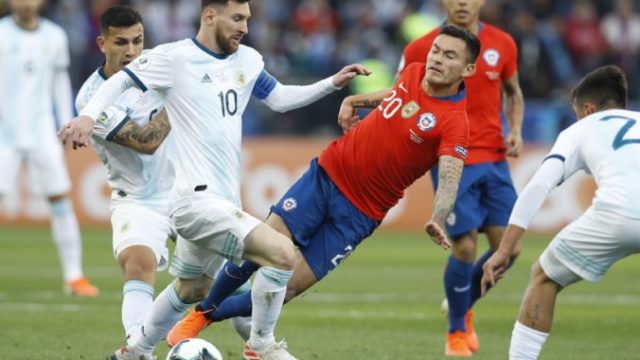 418362_lionel messi charles aranguiz copa america 676x464.jpg