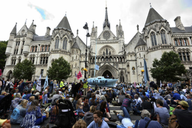 419124_britain_climate_protest_68586 27bc2e71d9d74728a8f788f3f1ac105d 676x450.jpg