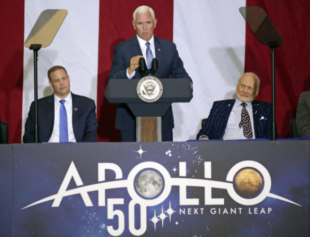 419547_moon_landing_anniversary_08069 6294a06b9f6140bd8e62618d6f93bed3 676x516.jpg
