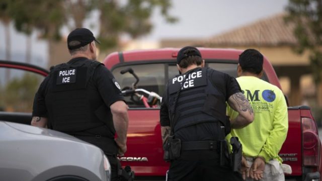 419661_policia usa migranti 676x451.jpg