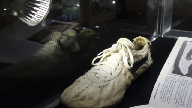 419840_sneakers_auction_86005 83f345f21f3b4b7c9acac6db9ec36188 676x506.jpg
