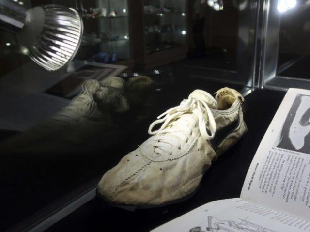419840_sneakers_auction_86005 83f345f21f3b4b7c9acac6db9ec36188 676x506.jpg