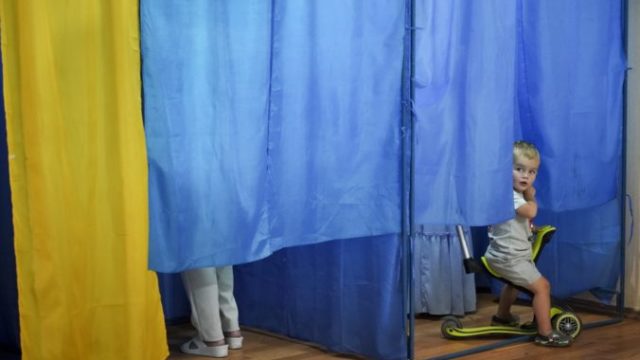 419996_aptopix_ukraine_election_16314 f1e6541673fa411694e373d7f4b979f3 676x454.jpg