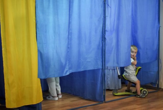 419996_aptopix_ukraine_election_16314 f1e6541673fa411694e373d7f4b979f3 676x454.jpg