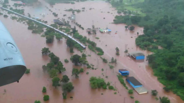 420040_india_flooded_train_63964 27b555dfc4b44bc099d1e7808d833067 676x380.jpg