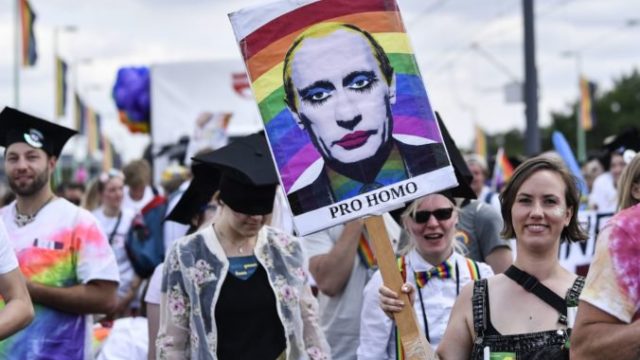 420062_germany_pride_parade_46292 ffe83812a1ca4501ae403850b7a016ff 676x471.jpg