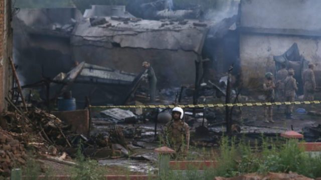 420205_pakistan_plane_crash_92439 b763f3cad92649d8b8a2ef824555f539 676x449.jpg