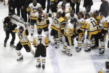 420268_chris kunitz stanley cup 676x451.jpg