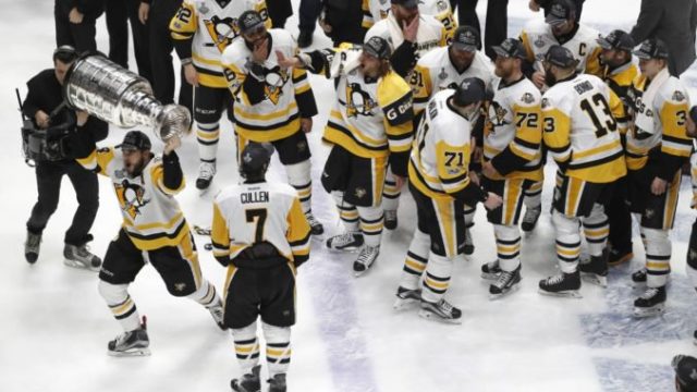 420268_chris kunitz stanley cup 676x451.jpg