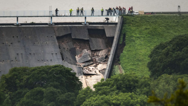 420435_britain_floods_48409 9dfb423f1acc491d8066306bb13e55f3 676x471.jpg
