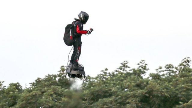 420617_britain_france_flying_man_08128 1971530e026d44a7a4a48800c372b227 1 676x474.jpg