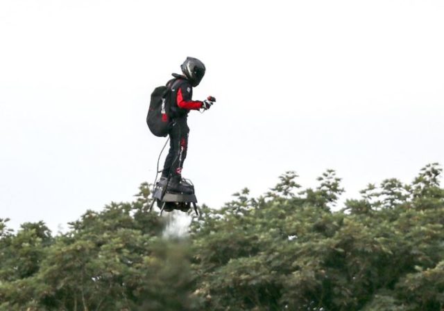 420617_britain_france_flying_man_08128 1971530e026d44a7a4a48800c372b227 1 676x474.jpg