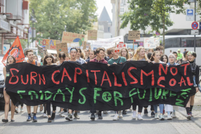 420746_germany_climate_protest_26455 a4e89222e53847cf99d5e6558efda909 676x451.jpg