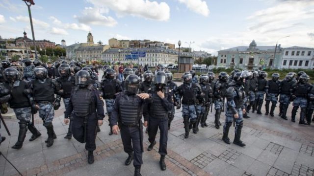 420977_policia demonstracia moskva 676x433.jpg