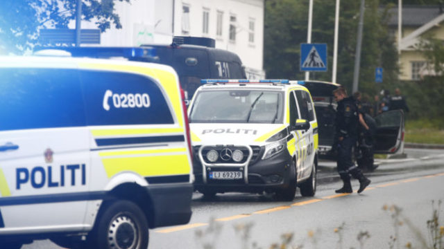 421221_norway_mosque_shooting_10212 30df9e061e8a4211a1f78d57882928dc 676x447.jpg