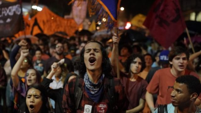 421475_brazil_education_protest_44101 f87a0041383e47daad576111706946f5 676x451.jpg