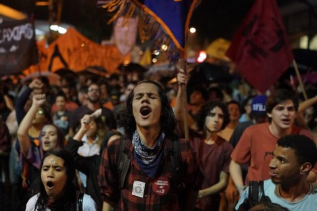 421475_brazil_education_protest_44101 f87a0041383e47daad576111706946f5 676x451.jpg