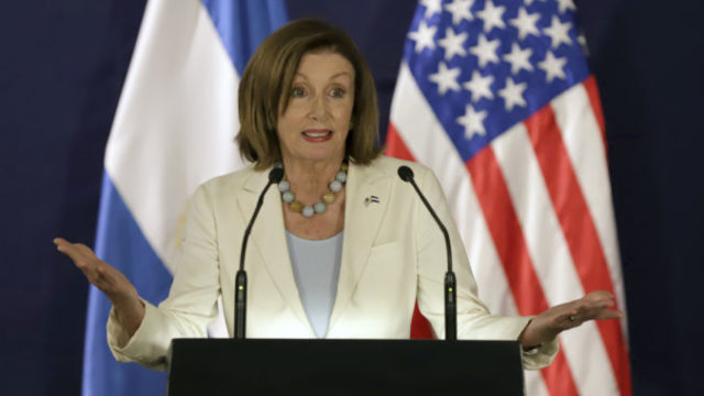 421522_nancy pelosiova 676x451.jpg